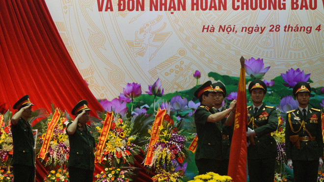 Thượng tướng Lương Cường trao Huân chương Bảo vệ Tổ quốc hạng Nhất cho Cục Dân vận, sáng 28/4