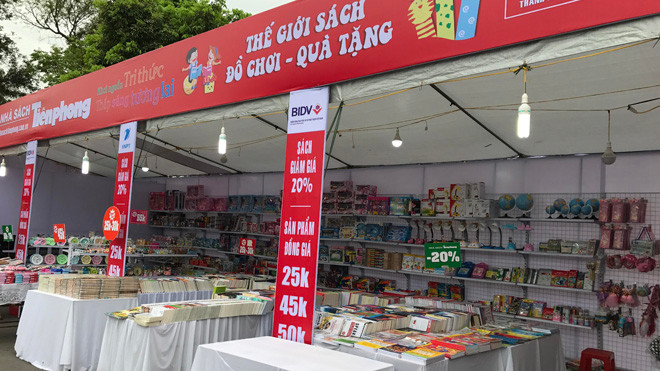 Nhà sách Tiền Phong giảm giá mạnh trong “Ngày sách Việt Nam” tại Nam Định
