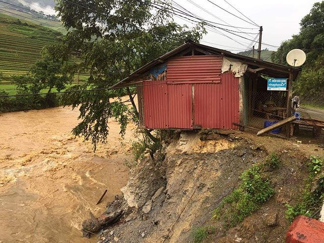 Mưa lốc xoáy khiến 1 người chết, gần 50 ngôi nhà tốc mái