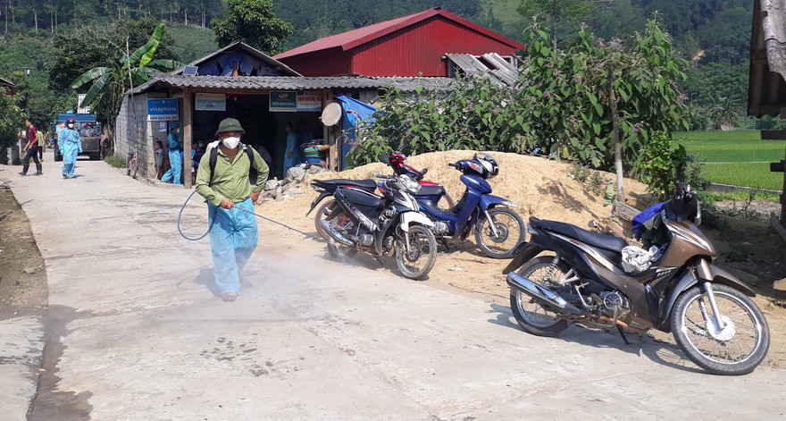 Cơ quan chức năng khử trùng, tiêu độc tại Mường Khương.