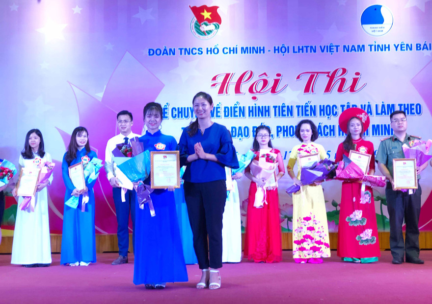 ​Chị Đoàn Thị Thanh Tâm, Bí thư Tỉnh Đoàn Yên Bái trao 1 giải Nhất cho thí sinh Nguyễn Thuỳ Linh đến từ Đoàn khối Doanh nghiệp tỉnh. 