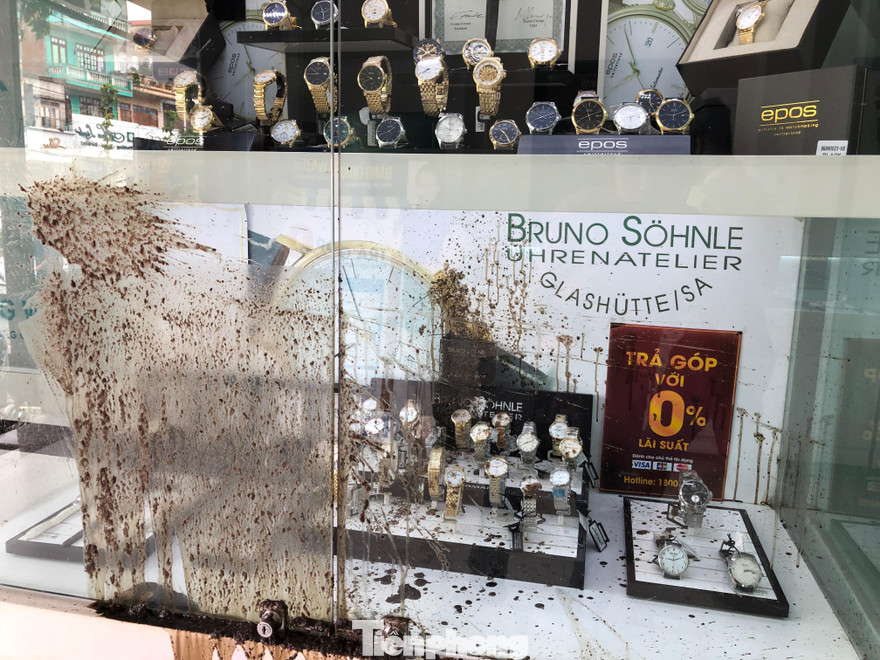 Cửa hàng đồng hồ liên tục bị đe dọa, 'khủng bố' bằng chất bẩn