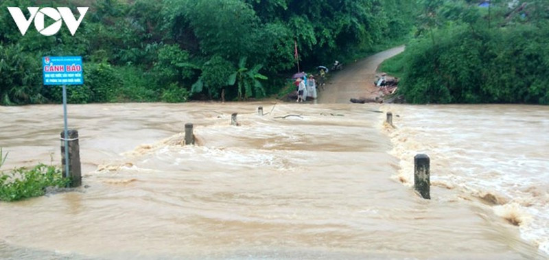 Nước suối dâng cao tại một ngầm tràn ở Văn Yên, Yên Bái. Ảnh: Báo VOV.