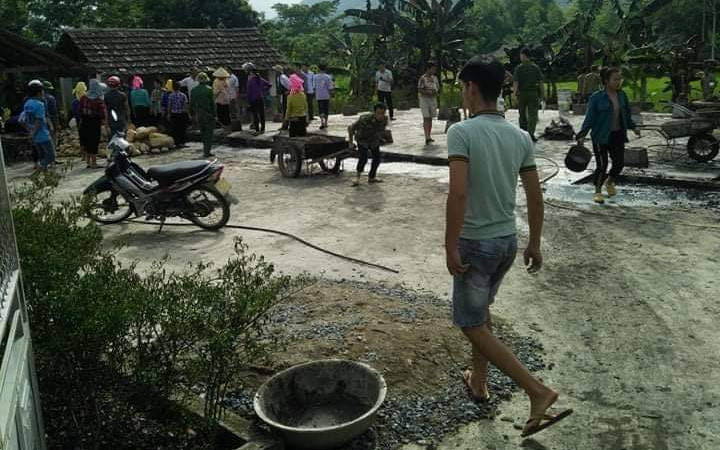 Người dân đến giúp gia đình dọn dẹp đã phát hiện xác chết dưới ao.