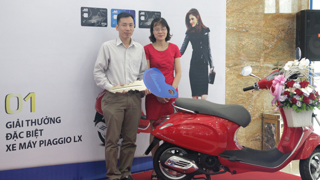 MB trao thưởng khách hàng trúng xe Piaggio LX