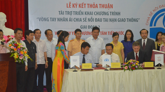 Lễ ký kết Chương trình “Vòng tay yêu thương-An tâm tiếp bước” Ảnh: K.N