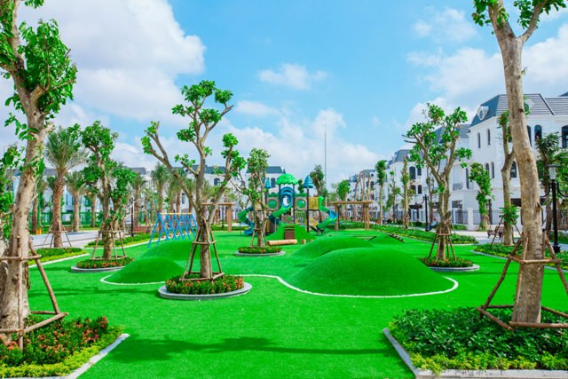 Khu phức hợp Vinhomes Imperia (Hải Phòng) đã bắt đầu đi vào bàn giao chỉ sau ít tháng ra mắt. Nhiều dự án khác mang thương hiệu Vinhomes cũng đã được bàn giao đúng hoặc trước thời hạn trong năm 2017 và năm 2018 vừa qua như Vinhomes Central Park, Vinhomes 