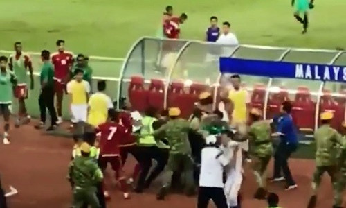 Vụ ẩu đả giữa hai độI Malaysia và UAE. Ảnh: The Sun.