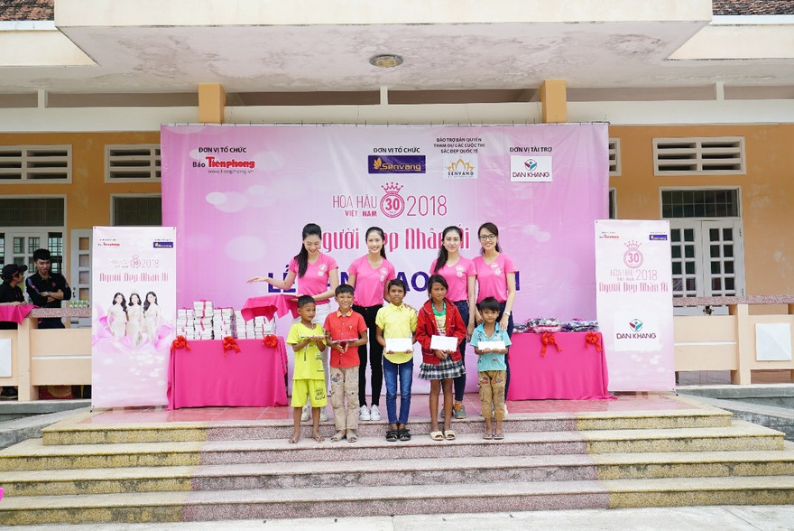 Cty CP Dược mỹ phẩm Oribe – Nhãn hàng mỹ phẩm Oribe đã cùng các thí sinh HHVN 2018 mang đến cho các em nhiều phần quà ý nghĩa