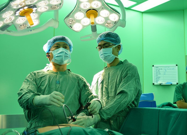 TS-BS Long đang phẫu thuật nội soi dạ dày cho bệnh nhân. Ảnh: NP