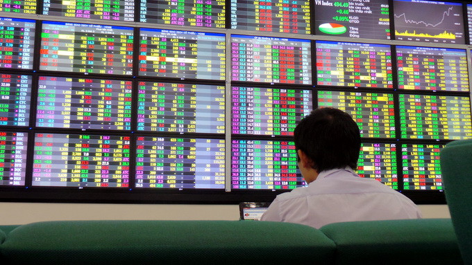 Vn-Index bất ngờ vượt 'mốc tâm lý' 990 điểm