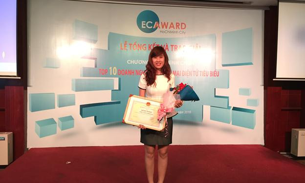 Đại diện CareerLink.vn lên tại lễ trao giải Top 10 doanh nghiệp TMĐT tiêu biểu 2015