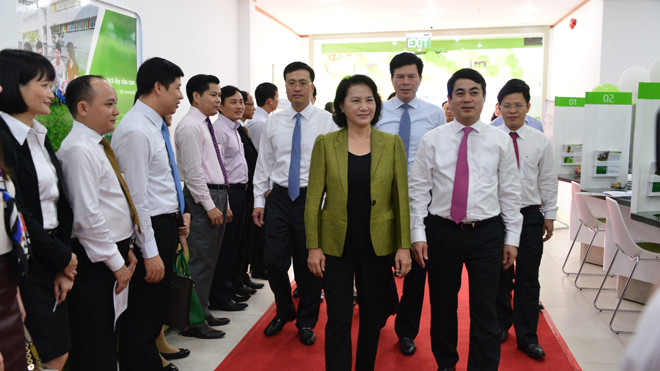 Ban lãnh đạo Vietcombank cùng các đại biểu đón tiếp Đ/c Nguyễn Thị Kim Ngân - Ủy viên Bộ Chính trị, Phó Chủ tịch Quốc hội nước Cộng hòa XHCN Việt Nam tham dự lễ khai trương