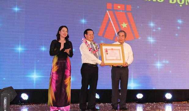 Bà Võ Thị Ánh Xuân - Ủy viên TW Đảng - Bí thư Tỉnh ủy An Giang thừa ủy nhiệm Chủ tịch nước trao tặng HCLĐ hạng III cho Tập đoàn Sao Mai