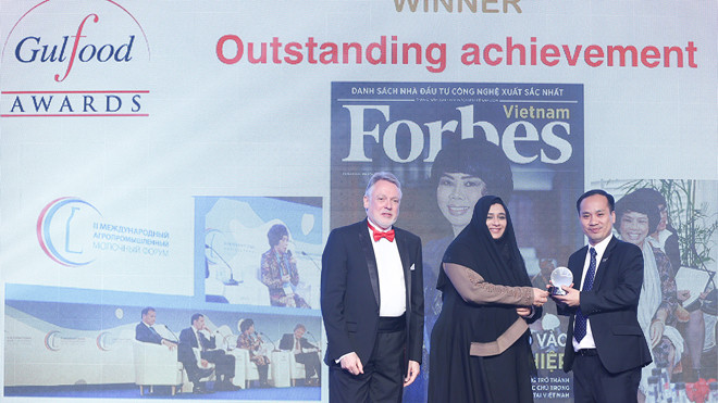 Đại diện Tập đoàn TH (bìa phải) nhận giải thưởng