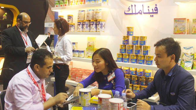 Đại diện Vinamilk giới thiệu với các đối tác và khách hàng về các sản phẩm của công ty tại hội chợ Gulfood 