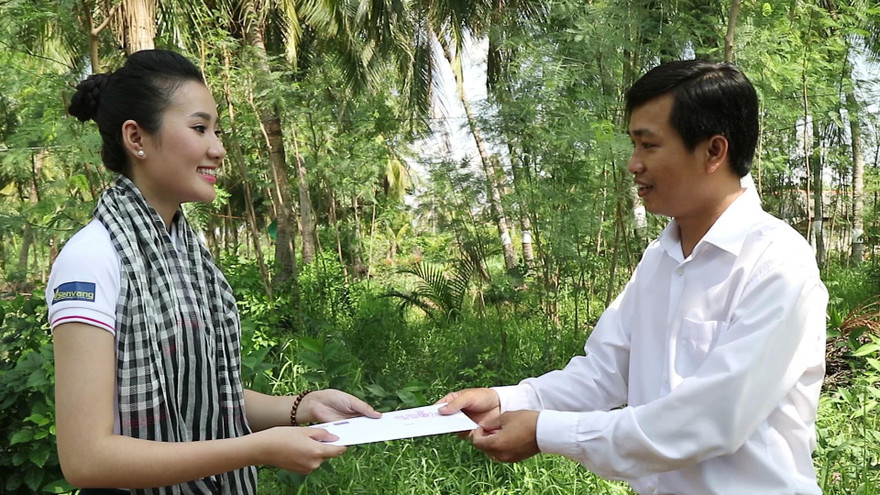 Nông dược H.A.I cùng thí sinh HHVN 2016 “giải khát” cho vùng hạn mặn