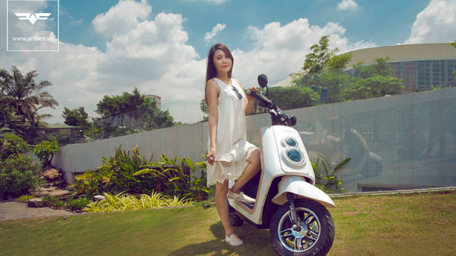 Ngắm mẫu xinh như búp bê bên xế điện Anbico Dina 