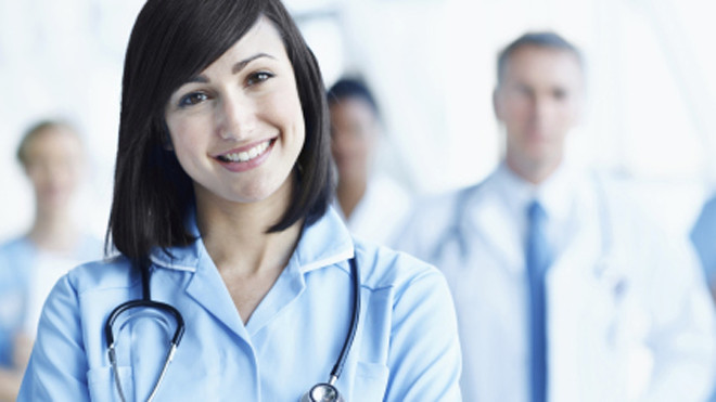 Y tá giúp đỡ rất nhiều cho người bệnh vẩy nến