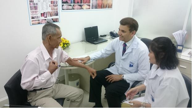 Tiến sĩ, bác sĩ Michael Tirant tư vấn miễn phí cho bệnh nhân nghèo