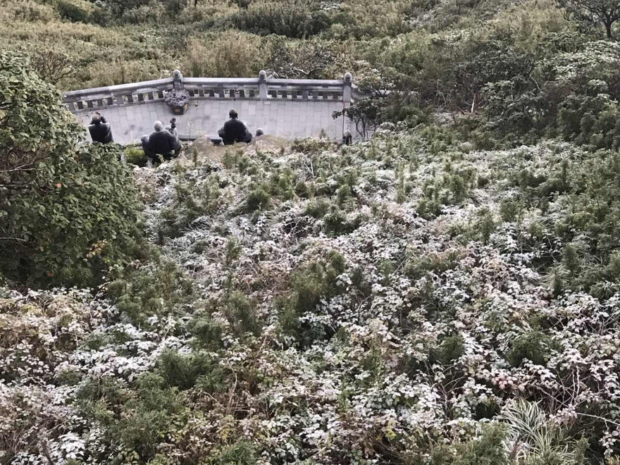 Băng tuyết phủ trắng Fansipan đẹp như ở trời Âu