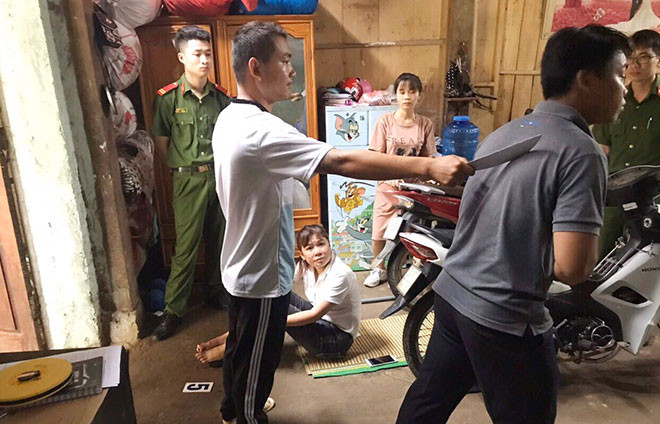 Đối tượng Nghiêm Nguyệt Lôi diễn tả lại hành vi phạm tội. Ảnh: Công an Lào Cai cung cấp.