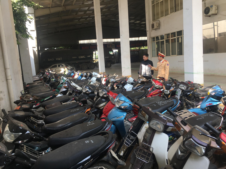 Các phương tiện giao thông của các đội tượng đua xe tại cơ quan chức năng.