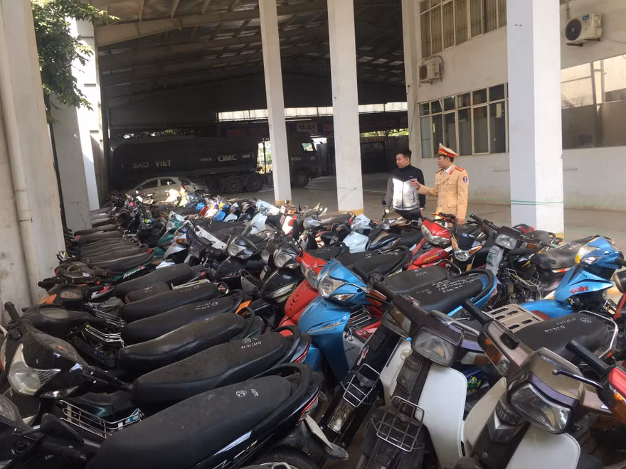 Các phương tiện giao thông của các đội tượng đua xe tại cơ quan chức năng.