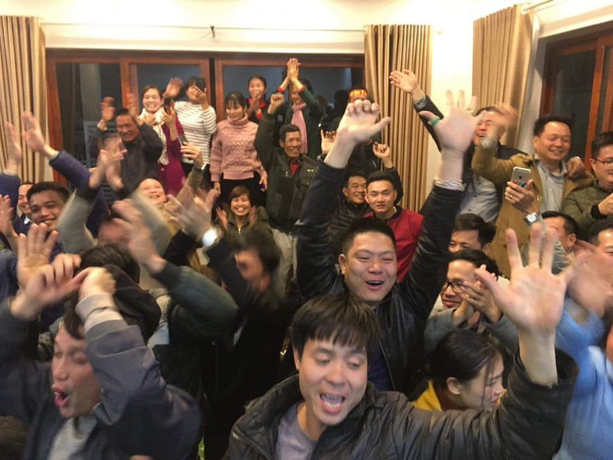 Hằng trăm cổ động viên reo hò mỗi khi đội tuyển Việt Nam ghi bàn.