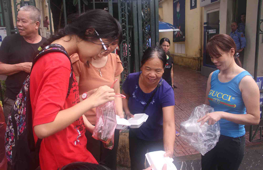 Các bạn trẻ tham gia cuộc thi tặng thức ăn cho người nghèo.