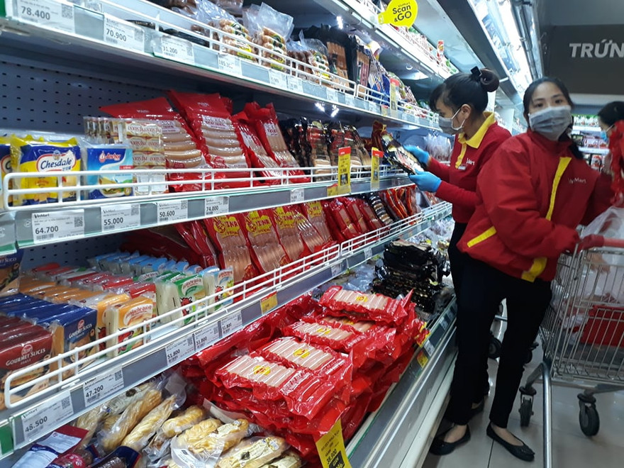 Các siêu thị, chợ truyền thống dồi dào lương thực, thực phẩm. 