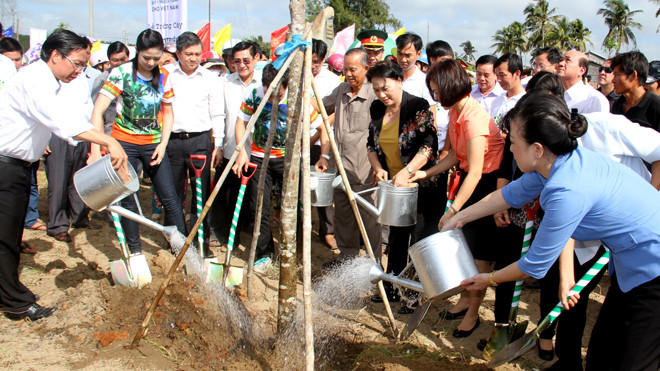 Bà Nguyễn Thị Kim Ngân- Phó chủ tịch Quốc hội cùng lãnh đạo một số Bộ, ngành và địa phương trồng cây xanh tại Khu di tích đường mòn Hồ Chí Minh trên biển.