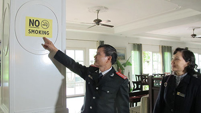 Đoàn kiểm tra đang tiến hành kiểm tra tại khu vực phòng ăn phục vụ khách quốc tế.