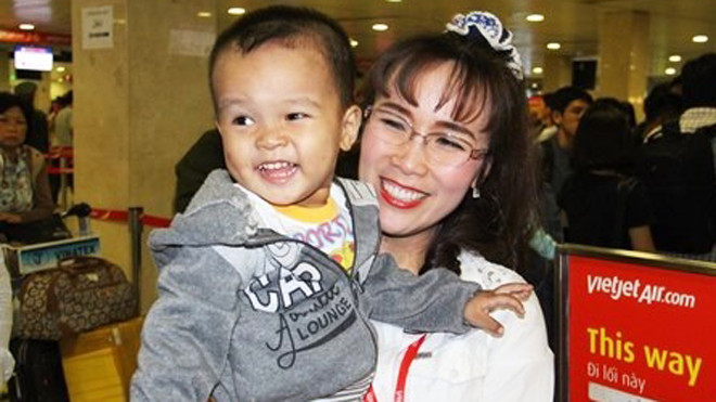 Em bé tươi cười trong vòng tay của TGĐ Vietjet.
