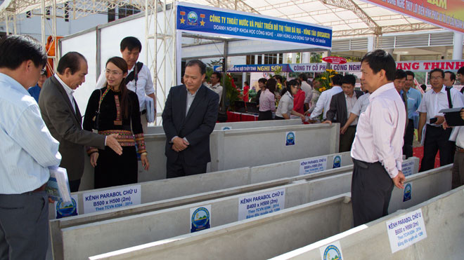 Thứ trưởng Bộ NN&PTNT Hoàng Văn Thắng tại gian hàng triển lãm.