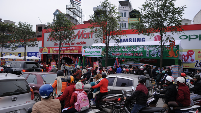 Chen lấn vì khuyến mãi khủng dịp khai trương siêu thị điện máy mới