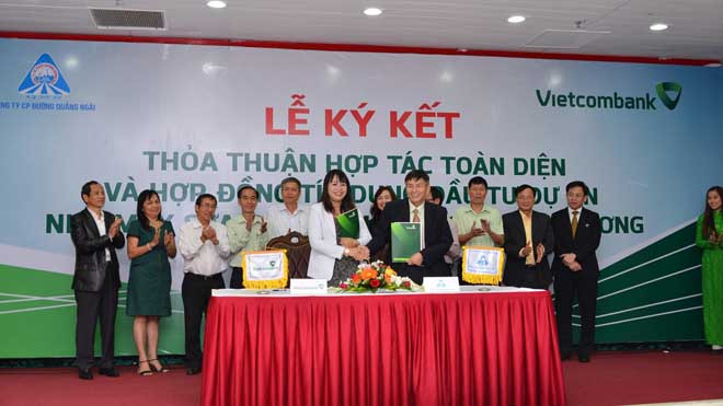 Đại diện Vietcombank, Bà Phạm Thị Thúy Kiều - Giám đốc Vietcombank Quảng Ngãi và đại diện QNS, ông Võ Thành Đàng - Chủ tịch HĐQT kiêm Tổng giám đốc QNS ký kết hợp đồng tín dụng đầu tư cho dự án Nhà máy Sữa đậu nành Vinasoy Bình Dương