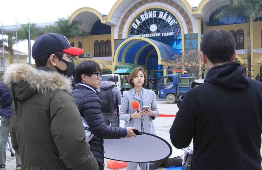 Hàng trăm phóng viên quốc tế luôn sẵn sàng tham gia tác nghiệp ở ga Đồng Đăng. 