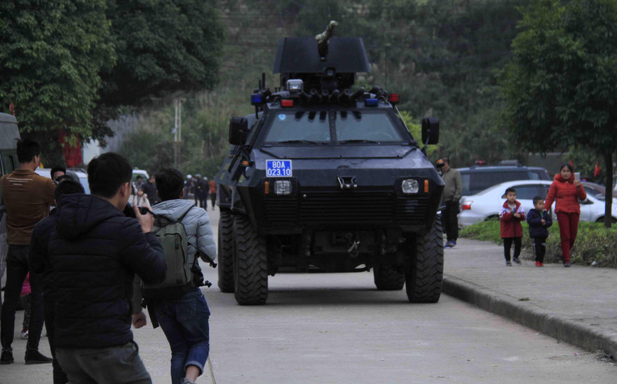 Xe bọc thép được huy động đến ga Đồng Đăng trong chiều nay (25/2).