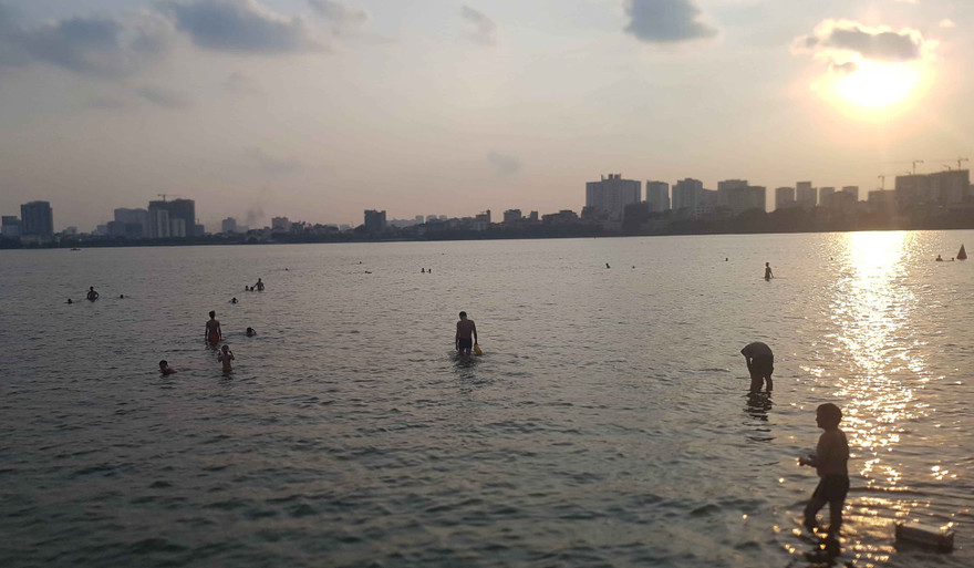 Người dân đổ ra Hồ Tây tắm, mặc cá chết bốc mùi tanh nồng ​