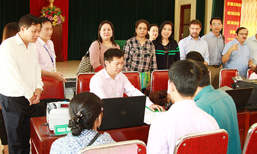 Đoàn cán bộ cấp cao của Hiệp hội các tổ chức tín dụng châu Á - Thái Bình Dương (APRACA) tìm hiểu hoạt động của Điểm giao dịch NHCSXH tại xã Vĩnh Ngọc, huyện Đông Anh