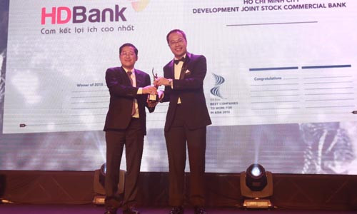 1.	Ông Phạm Quốc Thanh – phó TGĐ HDBank (trái) đại diện lãnh đạo HDBank nhận giải thưởng ngân hàng có nơi làm việc tốt nhất Châu Á