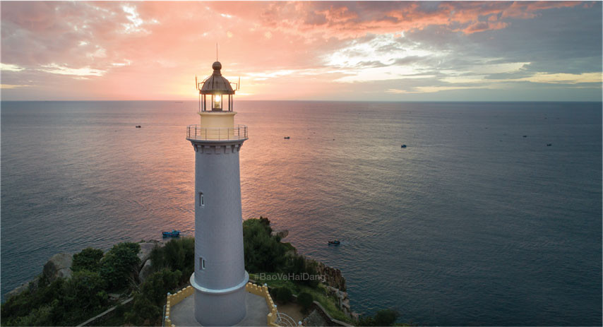 Hải đăng Đại Lãnh nơi đón bình minh đầu tiên trên đất liền Việt Nam