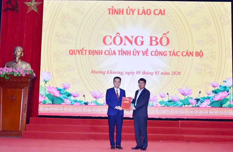 Chủ tịch UBND tỉnh Đặng Xuân Phong trao Quyết định cho đồng chí Giàng Quốc Hưng. 