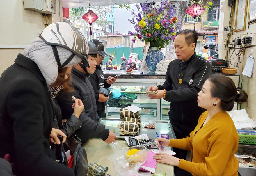 Khách hàng mua giò chả Ước Lễ tại một cửa hàng trên phố Trần Xuân Soạn.