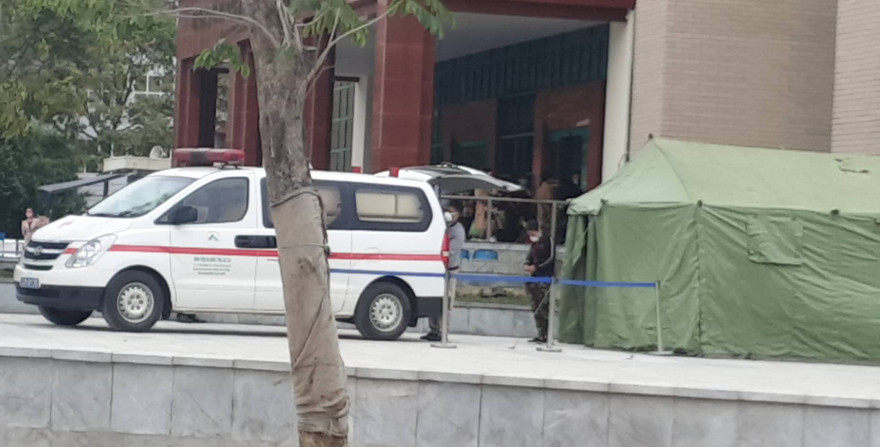 Xe bệnh viện trực ở cửa khẩu quốc tế Lào Cai.