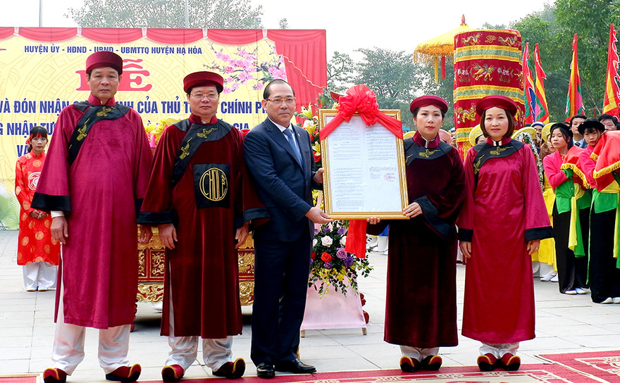 Trao Quyết định công nhận Tượng Mẫu Âu Cơ là bảo vật quốc gia. Ảnh: Nguyễn Quý.