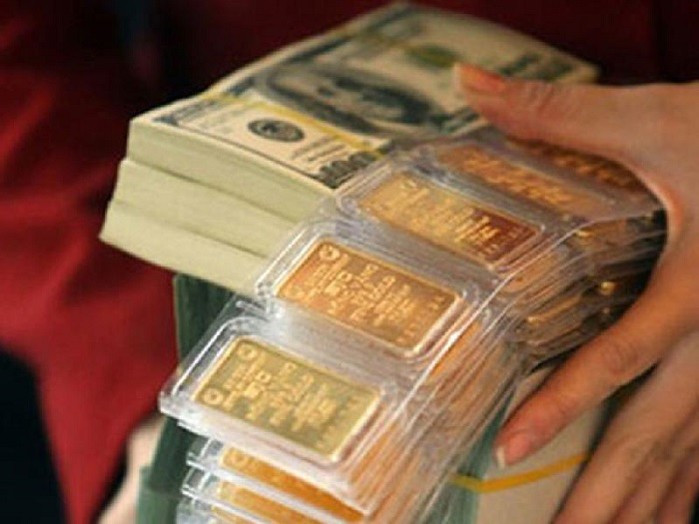 Giá vàng trong nước giữ nguyên trong khi vàng thế giới giảm sâu.