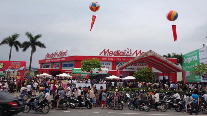 Mặc dù chương trình khuyến mãi được thông báo kéo dài tới ngày 13/6, nhưng trong ngày đầu tiên, “biển người’ ùn ùn kéo vào siêu thị . Tất cả đều có chung mong muốn là những người đầu tiên đặt chân vào tham quan và mua sắm tại siêu thị điện máy hiện đại bậ