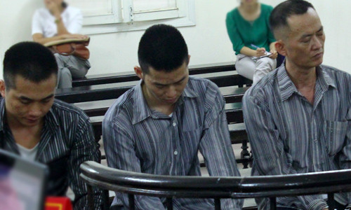 Ba bố con ông Ba tại tòa.